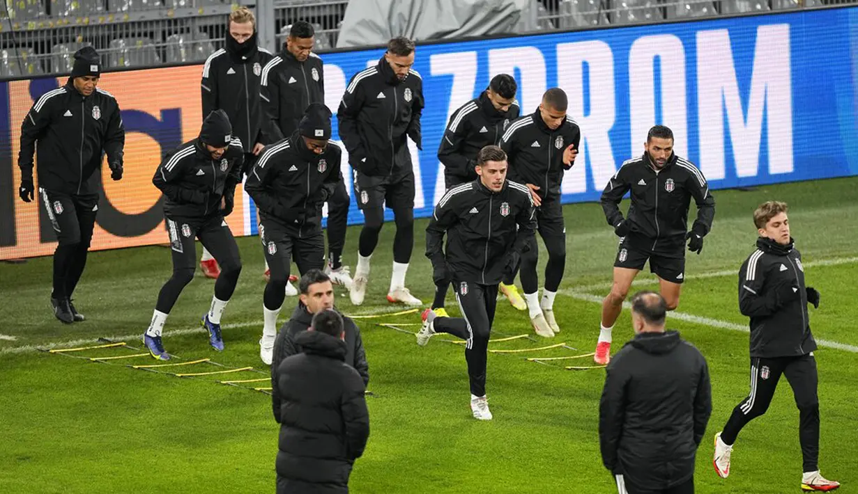 Para pemain Besiktas Istanbul berlatih saat sesi latihan terakhir jelang menghadapi Borussia Dortmund pada pertandingan Grup C Liga Champions di Dortmund, Jerman, 6 Desember 2021. (AP Photo/Martin Meissner)
