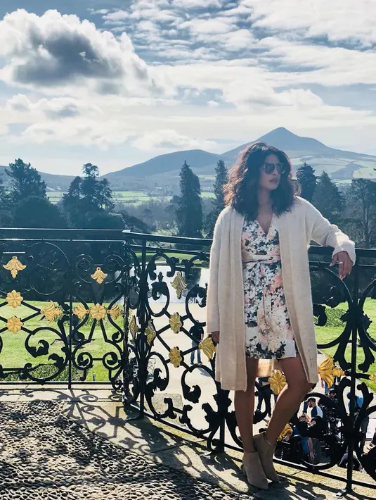 Aktris kelahiran 18 Juli 1982 ini pun diakui Forbes sebagai artis Bollywood yang populer hingga international. Aktris cantik ini memang kerap mencuri perhatian publik lewat sepak terjangnya. (Foto: instagram.com/priyankachopra)