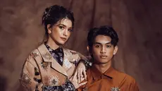 Rio Motret akui sulit memilih foto Cassandra Lee dan Ryuken Lie untuk diunggah di Instagram. Bernuansa cokelat, pasangan ini bikin terkesima. Cassandra Lee cantik dengan busana bercorak, sementara Ryuken Lie mengenakan busana polos. Diketahui pasangan muda ini mengenakan busana dari Mel Ahyar dan di-styling oleh fashion stylish Doley Tobing. (Liputan6.com/IG/@riomotret)
