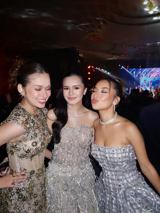 Jennifer Coppen hadir bak princess dalam strapless gown bertabur bunga yang memperkuat nuansa romantis. Sementara itu, Rebecca Klopper tampil manis dengan sleeveless sheer dress berhias bordiran bunga bernuansa hijau.  [@bebytsabina]