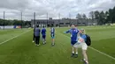 Beberapa staf Timnas Skotlandia mengecek kesiapan kondisi lapangan di New England Revolution Training Center, Boston, Amerika Serikat, Kamis (18/6/2026), sebelum sesi latihan resmi dimulai sebagai bagian dari persiapan menghadapi laga lanjutan Grup C Piala Dunia 2026. (KLY Sports/Hery Kurniawan)