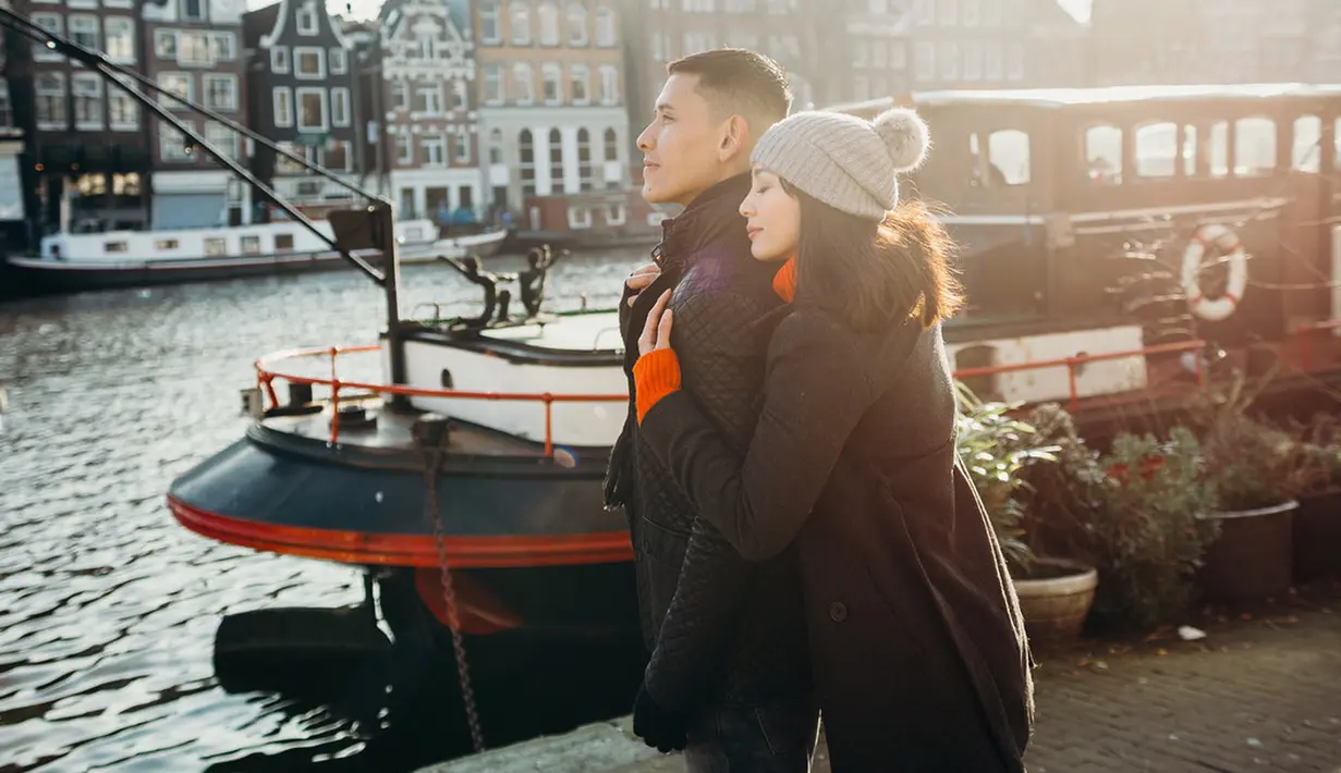 Ganindra Bimo melakukan hal-hal yang romantis untuk sang istri, Andrea Dian. Pria kelahiran 29 Maret 1988 ini juga kerap mengunggah foto romantis dengan sang istri di media sosial. (Foto: instagram.com/ganindrabimo)