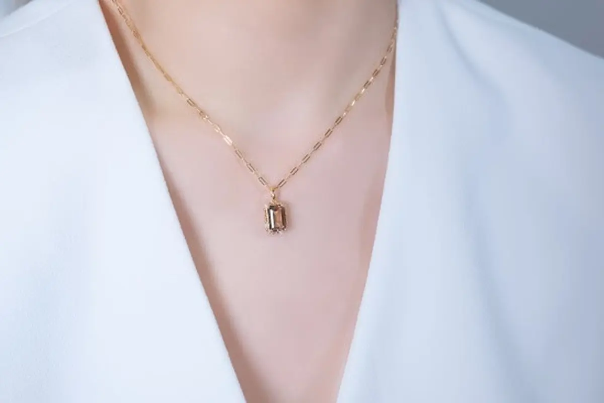 Ilustrasi Model Kalung Emas 24 Karat (Credit: Michiru Mori/Unsplash)