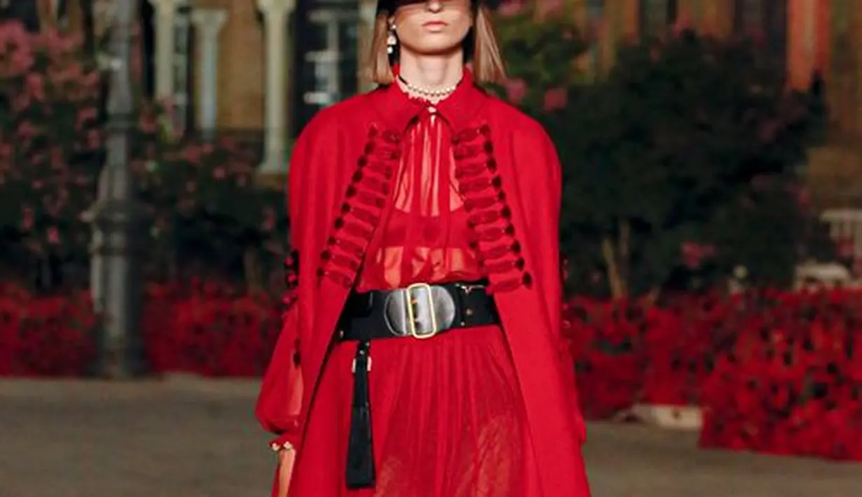 <p>Inspirasi koleksi ini datang dari berbagai aspek. Dari gaun haute couture Bal Seville musim semi-musim panas 1956 yang dirancang oleh Christian Dior, hingga Plaza de Espana yang dibangun untuk Pameran Ibero-Amerika 1929, berbagai tempat nyata dan metaforis ini menghapuskan perbatasan dengan memikirkan kembali aturan berpakaian yang menginspirasi mode. Foto: Document/Dior.</p>