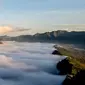 Awan tumpah dilihat dari Bukit 29 atau puncak B29 di Kabupaten Lumajang, Jawa Timur. (Sendy Aditya Saputra/Kemenpar/Wonderful Indonesia)