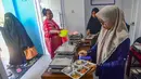 Ibu hamil mengambil makan bergizi gratis (MBG) untuk dikonsumsi di rumah di Posyandu kawasan Limo, Depok, Jawa Barat, Selasa (14/7/2025).