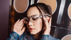 Ratu Pop Indonesia Rossa, menutup 2025 dengan mini album Asmara Dansa, berisi tiga lagu lawas yang &ldquo;disulap&rdquo; menjadi kekinian bareng Dipha Barus. (Foto: Dok. Instagram @itsrossa910)