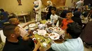 Sejumlah kafe di Irak mulai ramai dikunjungi saat waktu sahur oleh sejumlah warga, Irak, Kamis (9/7/2015). Setelah hampir 10 tahun tak boleh keluar malam, kini warga Irak bisa sahur bersama di Kafe. (Reuters Thaier Al-Sudani)