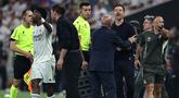 Pemain Real Madrid, Vinicius Jr dan pelatih Athletico Madrid, Diego Simeone terlibat adu mulut dalam laga semifinal Piala Super Spanyol di Stadion King Abdullah Sports City, Jeddah, Arab Saudi, Jumat (9/1) dini hari WIB. (AFP/Fadel Senna)