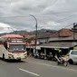 Arus lalu lintas di kawasan Nagreg, Kabupaten Bandung pada H-4 Lebaran sudah mulai ramai pada Kamis (28/4/2022). (Foto: Liputan6.com/Huyogo Simbolon)