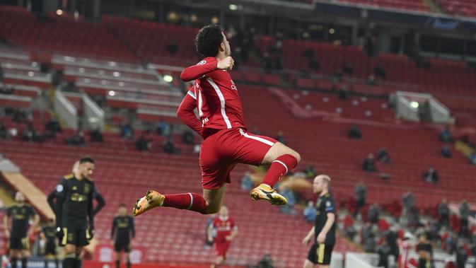 Gelandang Liverpool, Curtis Jones melakukan selebrasi setelah mencetak gol ke gawang Ajax Amsterdam pada matchday kelima Grup D Liga Champions di Anfield, Selasa (1/12/2020). Curtis Jones mencetak gol satu-satunya yang membawa Liverpool melaju ke babak 16 besar. (Paul Ellis/Pool via AP)
