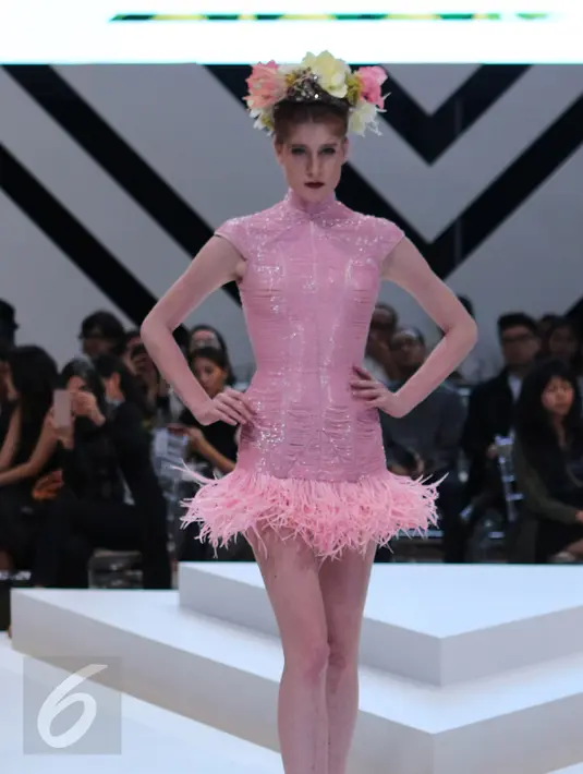 Model mengenakan busana perancang dari Singapura, Frederick Lee pada Fashion Nation 10th edition "A Decade of Pure Dacadance" di Senayan City, Jakarta, (14/4). Sederet busana dihadirkan dengan siluet dan warna yang berani. (Liputan6.com/Herman Zakharia)