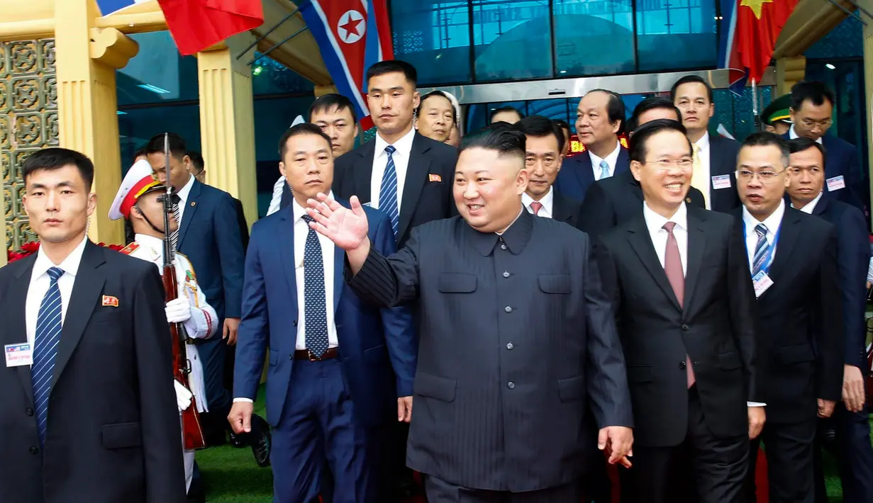 Pemimpin Korea Utara, Kim Jong-un melambaikan tangan setibanya di Stasiun Dong Dang, Lang Son, Selasa (26/2). Kim Jong-un menjejakkan kakinya di Vietnam untuk menghadiri pertemuan dengan Presiden AS, Donald Trump. (Nhan Hữu Sáng/VIETNMA NEWS AGENCY/AFP)