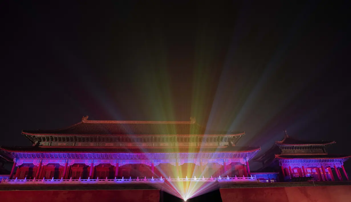 Sebuah pertunjukan cahaya di dalam Kota Terlarang terlihat selama perayaan Festival Lentera di Beijing, Selasa (19/2). Acara ini menandai pertama kalinya Kota Terlarang dibuka pada malam hari dalam rentang waktu 94 tahun lamanya. (NICOLAS ASFOURI / AFP)