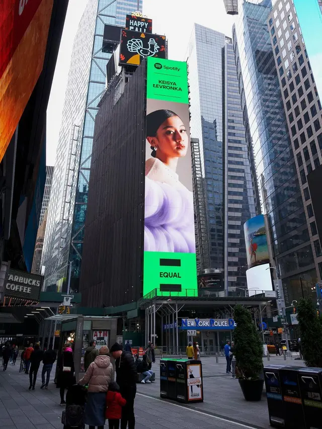 Wajah Keisya Levronka mejeng di Times Square New York (https://www.instagram.com/p/ClBFNFSLfDj/)