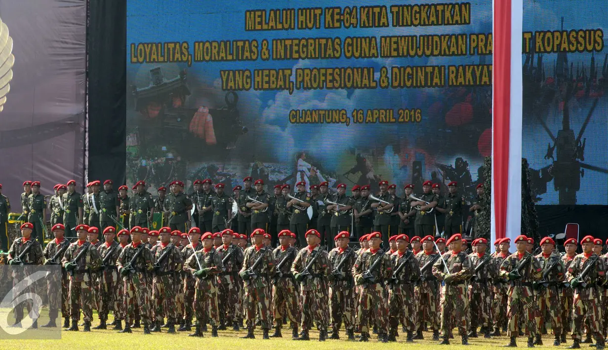 Sejumlah prajurit Kopassus saat mengikuti upacara HUT Kopassus ke-64 di Makopassus, Cijantung, Jakarta, Sabtu (16/4). HUT Kopassus dihadiri Menkopolhukam luhut Binsar Pandjaitan dan Panglima TNI Gatot N. (Liputan6.com/Helmi Afandi)