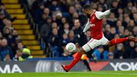 Pemain Arsenal, Alexandre Lacazette menendang bola saat bertandang ke markas Chelsea pada laga semifinal pertama Piala Liga Inggris di Stadion Stamford Bridge, Rabu (10/1). Chelsea dan Arsenal bermain imbang tanpa gol. (AP/Kirsty Wigglesworth)