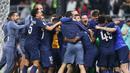 Para pemain PSG melakukan selebrasi setelah memastikan diri menjadi juara Piala Intercontinental 2025 di Ahmad bin Ali Stadium, Al-Rayyan, Qatar pada Kamis (18/12/2025) dini hari WIB. (AP Photo/Hussein Sayed)