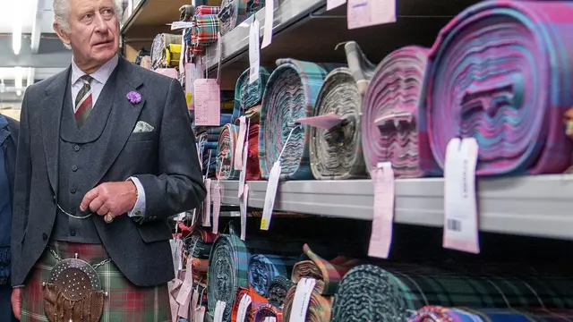 Raja Charles III Daur Ulang Tartan Lama untuk Pose di Potret Kerajaan Terbaru