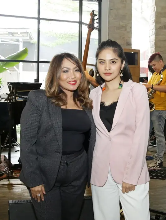 Tiwi eks T2 dan Rieka Roeslan (Bambang E Ros/Fimela.com)