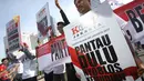 Massa Komite Independen Pemantau Pemilu (KIPP) membawa poster saat melakukan aksi damai terkait Pilkada DKI Jakarta, Minggu (12/3). (Liputan6.com/Immanuel Antonius)