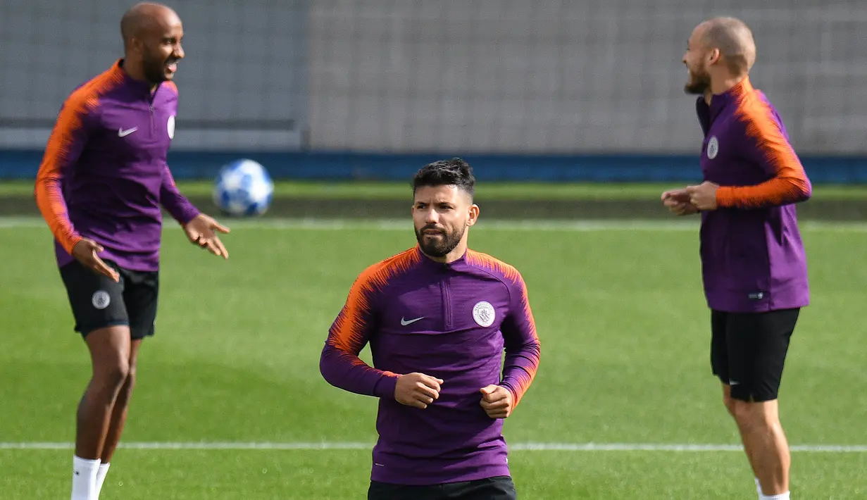 Striker Manchester City, Sergio Aguero melakukan pemanasan saat mengikuti latihan jelang menghadapi Lyon di Liga Champions di City Football Academy, Inggris (18/9). (AFP Photo/Oli Scarff)