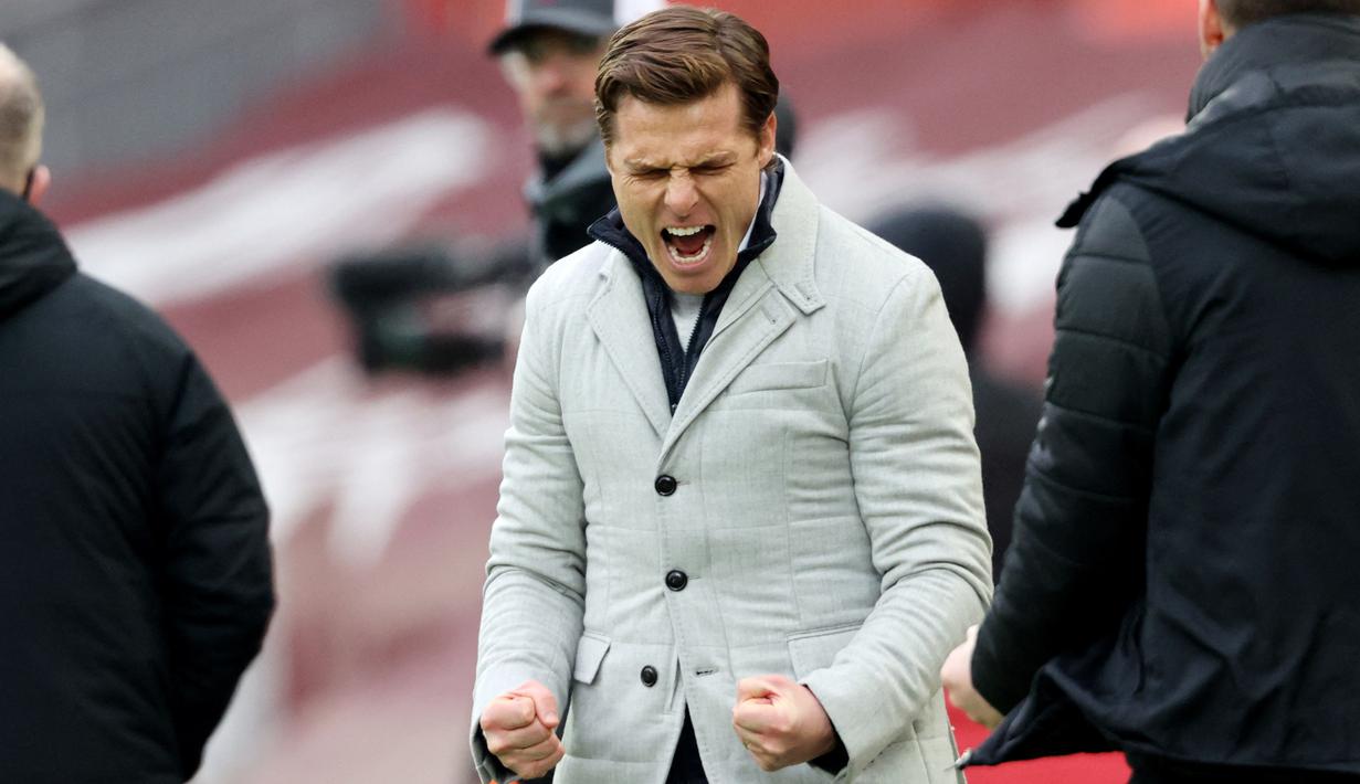 Pelatih Fulham, Scott Parker, melakukan selebrasi usai anak asuhnya berhasil menaklukkan Liverpool pada laga Liga Inggris di Stadion Anfield, Minggu (7/3/2021). Fulham menang dengan skor 0-1. (Clive Brunskill/Pool/AFP)