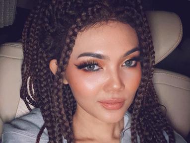 Belakangan Rina Nose tampil menghadiri gelaran musik dangdut "Koplo Superstar", Istri Josscy pria asal Belanda ini terlihat kece dengan gaya rambutnya yang sengaja dikepang memanjang. (Liputan6.com/IG/@rinanose16).