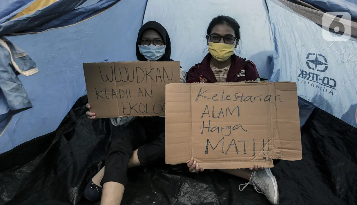 Mahasiswa Pecinta Alam saat melakukan aksi bersepeda dan menggelar tenda di depan Gedung MPR/DPR/DPD, Jakarta, Rabu (15/7/2020). Dalam aksinya mereka menuntut penghapusan RUU Cipta Kerja atau Omnibus Law. (Liputan6.com/Johan Tallo)