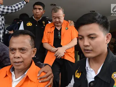 Tim Satgas Antimafia Bola menggiring tersangka dugaan pengaturan skor di Polda Metro Jaya, Jakarta, Rabu (10/4). Satgas Antimafia Bola menyerahkan tersangka dan barang bukti kasus pengaturan skor ke Kejaksaan Agung (Kejagung). (merdeka.com/Imam Buhori)