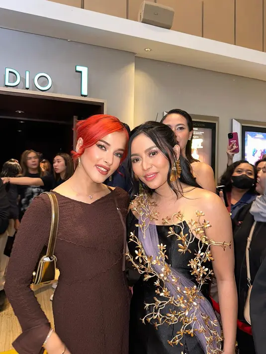 Sleep Call jadi debut Rachel Vennya di layar lebar. Mantan istri Niko Al Hakim itu memerankan Nur, salah satu pegawai perusahaan pinjaman online alias pinjol ilegal yang dikejar target atasan tiap hari. [Instagram/tasyafarasya]