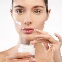 Memakai skincare/copyright shutterstock