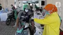 Paramedis memeriksa kondisi kesehatan warga saat vaksinasi COVID-19 secara drive-thru di ICE BSD, Tangerang, Banten, Sabtu (13/3/2021). Vaksinasi ini diselenggarakan atas kerja sama Pemerintah Kota Tangsel dan perusahaan jasa angkutan online. (merdeka.com/Arie Basuki)