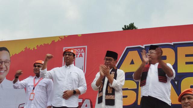 Mantan Gubernur DKI Jakarta Anies Rasyid Baswedan usai menghadiri Apel Siaga & Rapat Akbar Warga Kawal TPS di Lapangan Blok S, Jakarta Selatan, Kamis (21/11/2024).