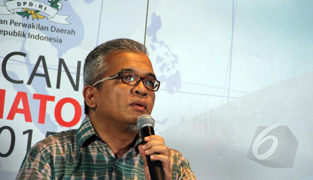 Direktur Pelayanan BPJS, Fajriadinur saat menjadi pembicara dalam diskusi bincang senator 2015 "Nasib Pasien dan RS di Era BPJS" di Jakarta, Minggu (5/4/2015). (Liputan6.com/Helmi Afandi)