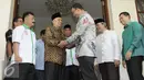 Anies Baswedan berjabat tangan dengan mantan Wakil Presiden RI Hamzah Haz saat kunjungannya ke kediaman Hamzah Haz, Jakarta, Rabu (16/11). Dalam pertemuan itu keduanya membicarakan pendidikan Indonesia dan akhlak bangsa. (Liputan6.com/Helmi Affandi)