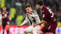 Pemain Juventus, Francisco Conceicao (kiri), berebut bola dengan pemain Torino, Kristjan Asllani, dalam pertandingan Serie A antara Juventus dan Torino di Turin, Italia, Sabtu, 8 November 2025. (Marco Alpozzi/LaPresse via AP)
