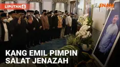 Jenazah Emmeril Kahn Mumtadz disalatkan Minggu (12/6) malam di Gedung Pakuan Bandung. Sang ayah, Ridwan Kamil memimpin salat jenazah bersama keluarga dekat.