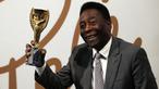 Salah satu legenda sepak bola dunia asal Brasil, Pele baru saja tutup usia pada Kamis (29/12/2022). Semasa aktif bermain sebagai pesepak bola, Pele tercatat telah menorehkan beberapa rekor fenomenal baik di level klub mauupun bersama timnas. Bahkan empat rekor di antaranya sampai saat ini belum mampu dipecahkan oleh pesepak bola manapun, termasuk dua pemain yang dianggap menjadi yang terbaik saat ini, Lionel Messi dan Cristiano Ronaldo. Berikut catatan keempat rekor tersebut. (AFP/Adrian Dennis)