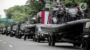 Pasukan TNI memamerkan alat utama sistem senjata (alutsista) di depan Istana Merdeka, Jakarta, Rabu (5/10/2022). Kegiatan yang diikuti oleh seluruh kesatuan jajaran TNI ini dalam rangka menyambut HUT ke-77 TNI. (Liputan6.com/Faizal Fanani)