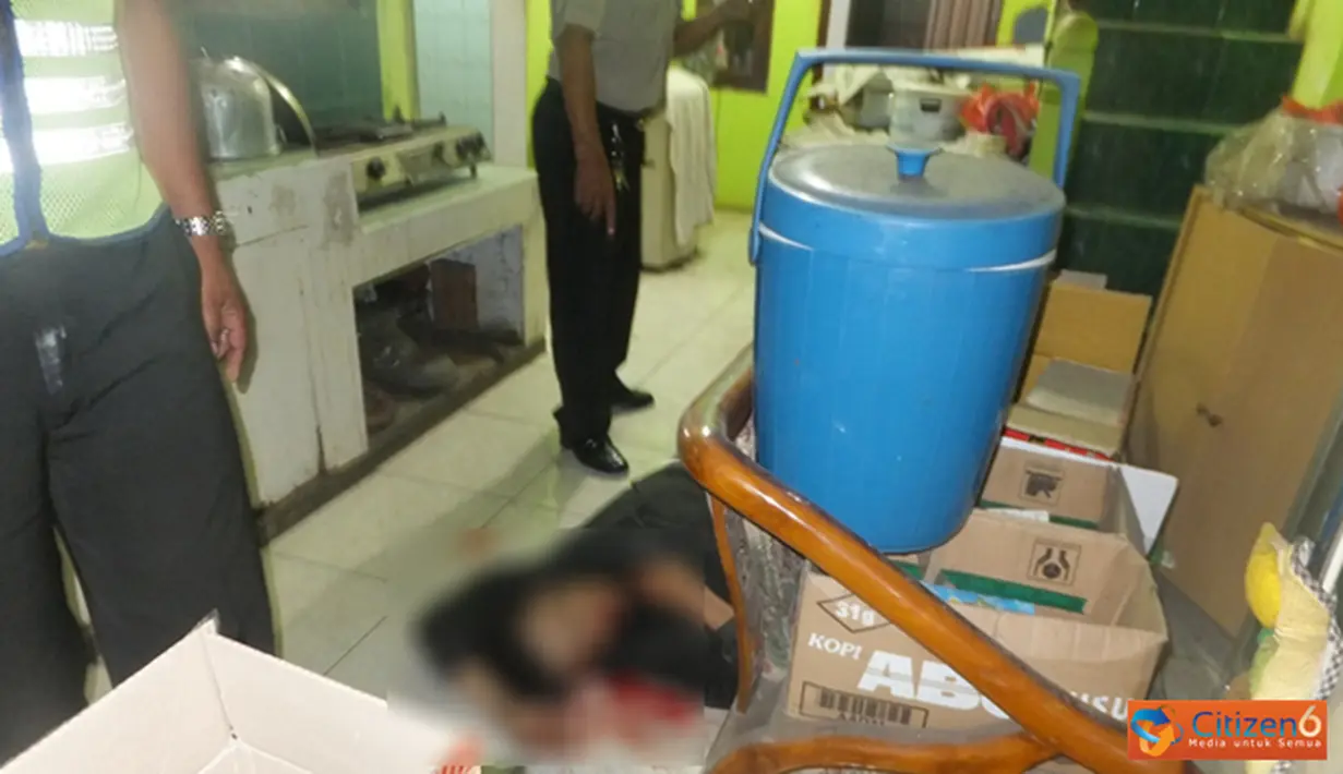 Citizen6, Bekasi: Serka Lis Mujiono lumpuhkan kawanan perampok yang menyatroni rumahnya di kampung tanah baru, Desa Pantai Makmur, Kecamatan Taruma Jaya, Kabupaten Bekasi, Senin (1/10) pukul 2.30 WIB. (Pengirim: Dispenkolinlamil)