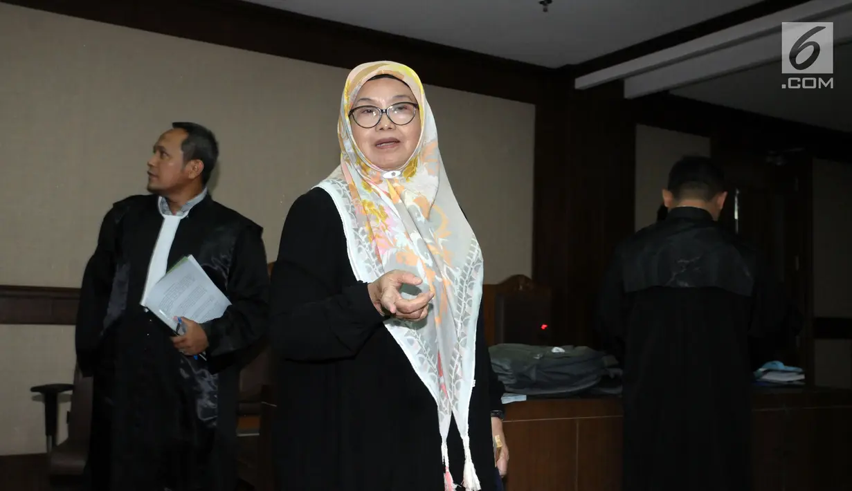 Mantan Menkes, Siti Fadilah Supari usai menjalani sidang perdana PK di Pengadilan Tipikor, Jakarta, Kamis (31/5). Sebelumnya, Siti dinyatakan terbukti menyalahgunakan wewenang pengadaan alat kesehatan (alkes). (Liputan6.com/Helmi Fithriansyah)
