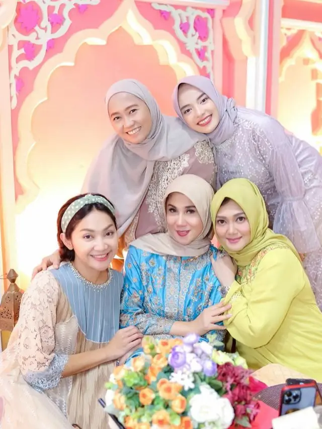 8 Potret Artis Sinetron Era 90-an Buka Puasa Bersama, Kompak Tampil Memesona