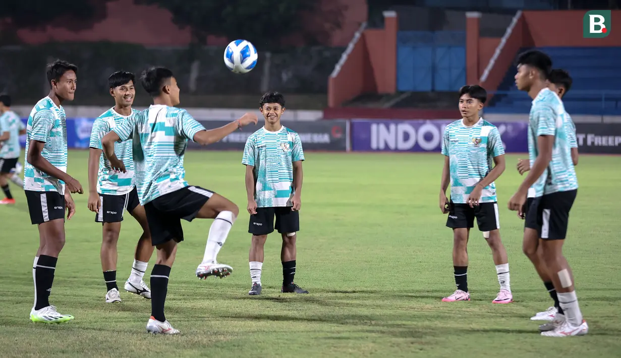 <p>Pemain Timnas Indonesia U-16, Muhammad Zahaby Gholy (ketiga kiri) berusaha mengontrol bola dalam sesi official training di Stadion UNS, Solo, Jawa Tengah, Minggu (30/6/2024) jelang menghadapi Australia dalam laga semifinal Piala AFF U-16 pada Senin (1/7/2024) di Stadion Manahan, Solo. (Bola.com/Abdul Aziz)</p>