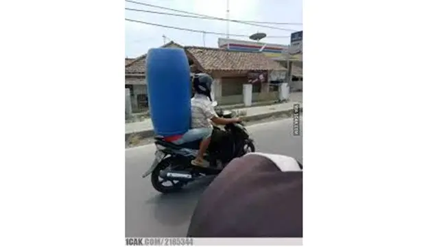 Pengganti helm (Sumber: Instagram/1cak)