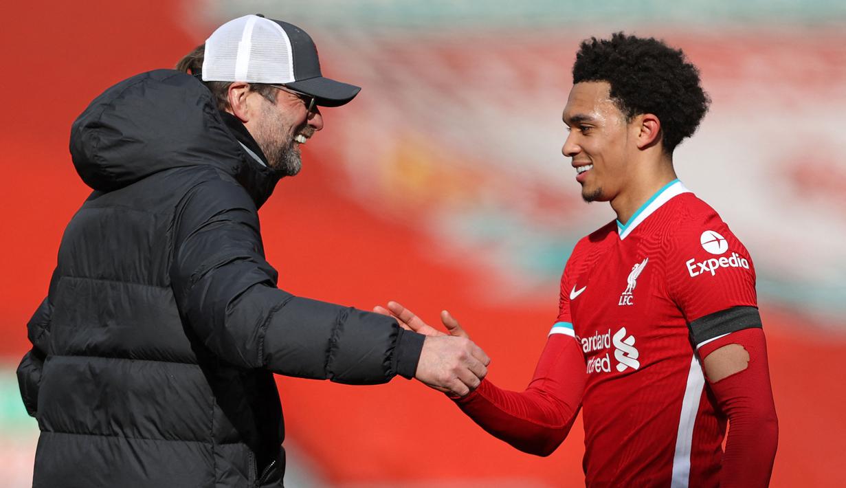 Jurgen Kloop memberikan selamat kepada Trent Alexander-Arnold usai berhasil membawa Liverpool menang atas Aston Villa di menit akhir pertandingan. (Foto: AFP/Pool/Clive Brunskill)