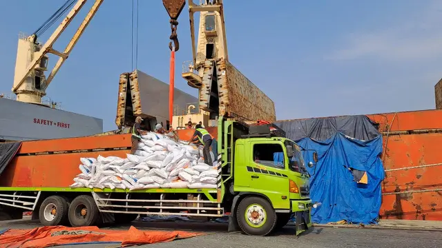 Direktur Utama Perum BULOG Budi Waseso dalam proses pembongkaran kapal beras impor yang baru sandar di Pelabuhan Tanjung Priok, Jakarta Utara pada kamis (12/10/2023). (Ayu/Merdeka.com)