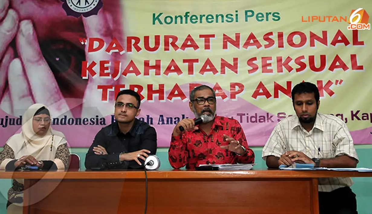 Rizal menemui Ketua Komnas Perlindungan Anak, Arist Merdeka Sirait dengan ditemani beberapa saudaranya Halimah (berkerudung) dan Rifki Thalib (ujung kanan). Konferensi pers pun digelar untuk memaparkan kasus yang menimpa MR (Liputan6.com/ Helmi Fithriansy