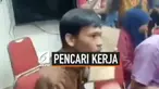 Seorang pria menahan tangis saat dirinya mencurahahkan isi hatinya tentang sulitnya mendapatkan pekerjaan. Itu semua ia luapkan di depan pejabat daeraah di ruang bupati Dinas Ketenagakerjaan Karawang.