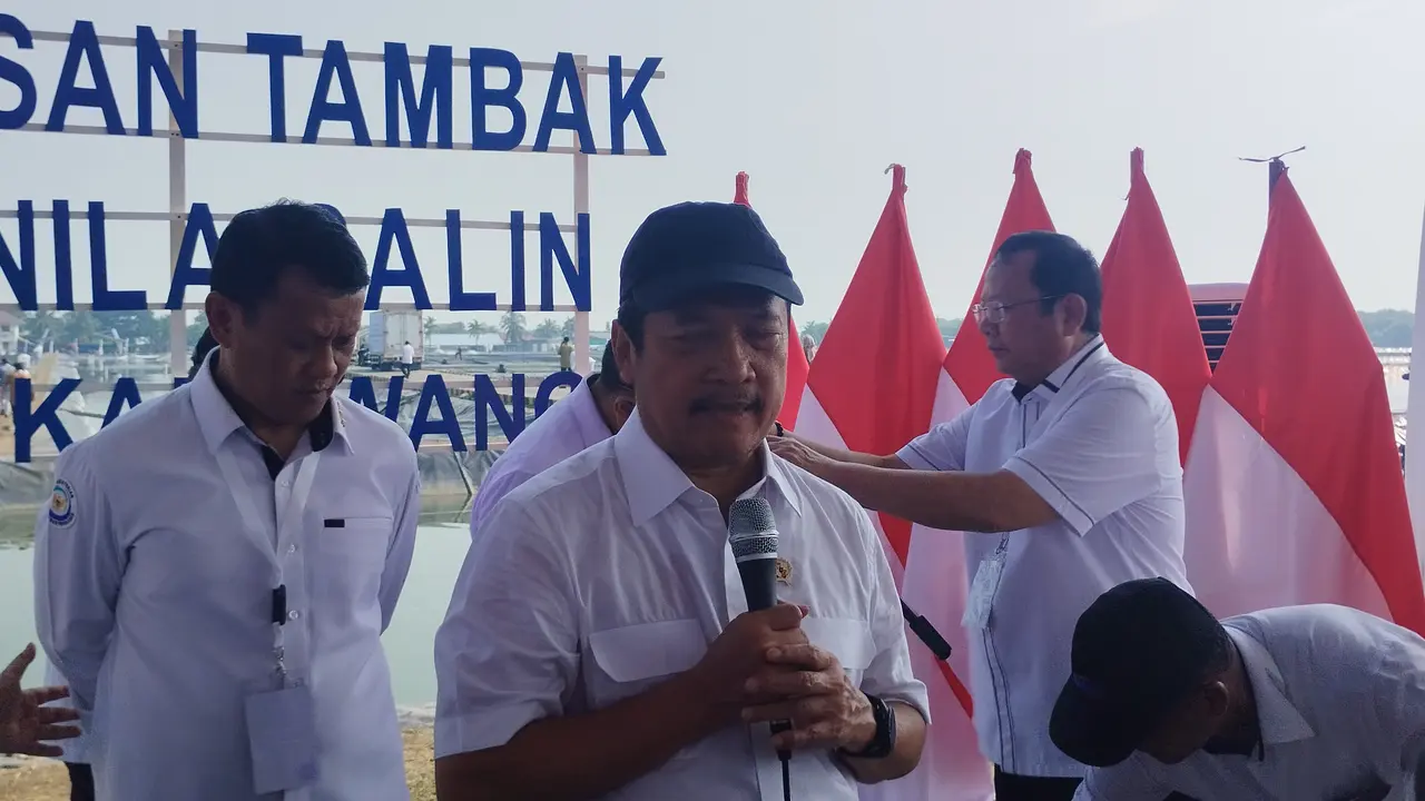 Menteri Kelautan dan Perikanan, Sakti Wahyu Trenggono usai peresmian Modeling Budidaya Ikan Nila Salin di Karawang, Jawa Barat, Rabu (8/5/2024). (Gagas/Liputan6.com)